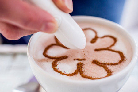 Dessiner ce que vous souhaitez sur vos cafés et vos gourmandises avec le stylo pour décoration culinaire sur café et autres