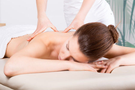 Épargnez votre corps du stress et des toxines  avec le massage relaxant aux huiles essentielles bio