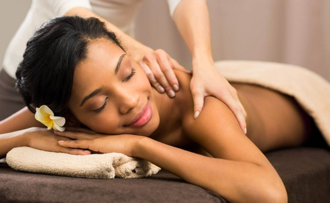Évacuez les tensions  du quotidien en vous offrant un moment d'évasion et de bien-être grâce à un massage Polynésien